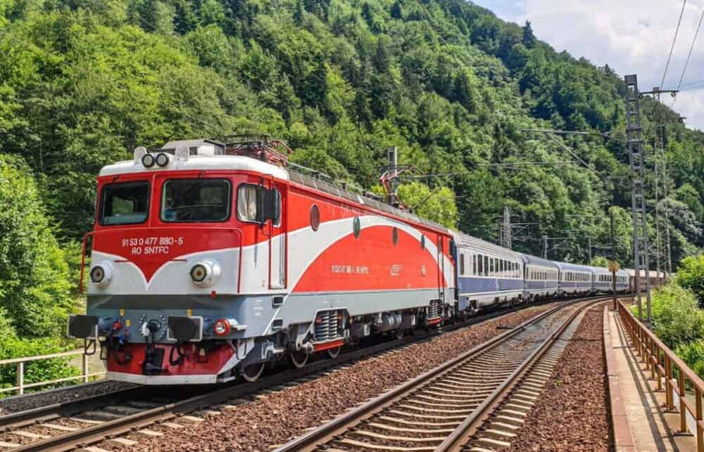 Două trenuri ale CFR Călători blocate, în Brașov, din cauza unei defecțiuni a unui al treilea Sursa foto: CFR Călători / Facebook