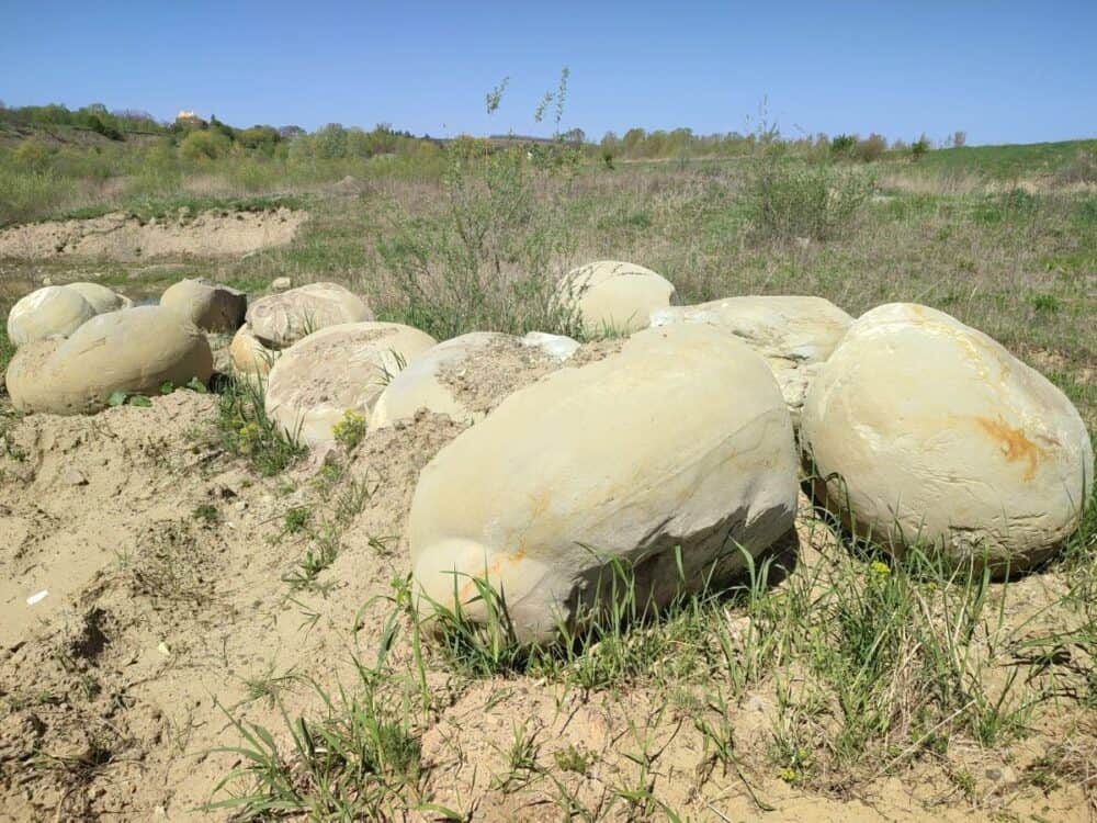 Comerț cu monumente al naturii. „Pietrele vii”, celebrii trovanţi, vândute cu 500 de lei bucata