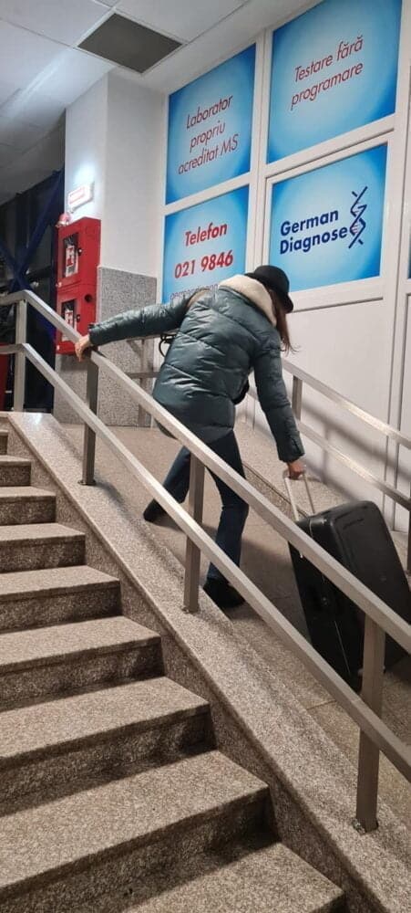 O rampă pentru persoanele cu dizabilități, construită în Aeroportul din Craiova face obiectul criticilor craiovenilor