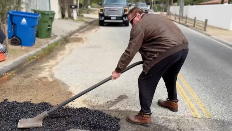 Actorul american de origine austriacă Arnold Schwarzenegger a asfaltat groapa rămasă de la săpături pentru gaze.