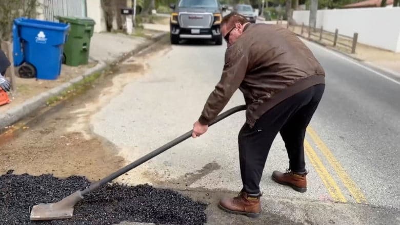 Actorul american de origine austriacă Arnold Schwarzenegger a asfaltat groapa rămasă de la săpături pentru gaze.