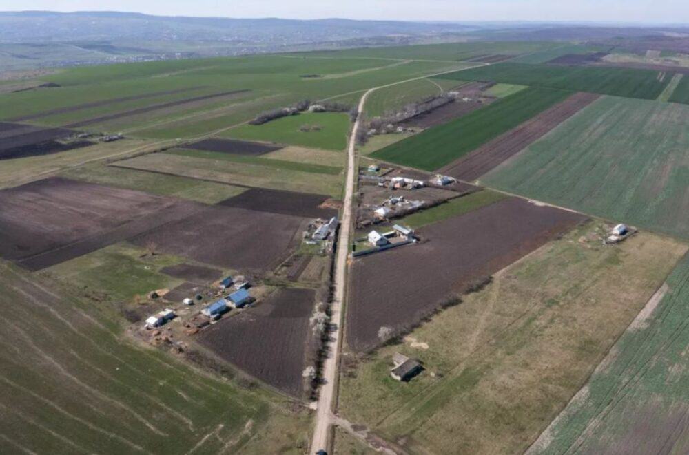 Locuitorii unui sat din Botoșani au aflat că aparţin de primării diferite. Stau în aceeași casă, dar au buletine în două localităţi