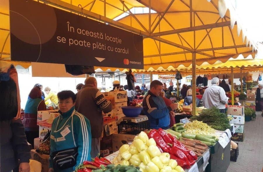 Niciun producător agricol care vine în Piața Centrală nu mai are POS, toți preferând plata cu bani gheață.