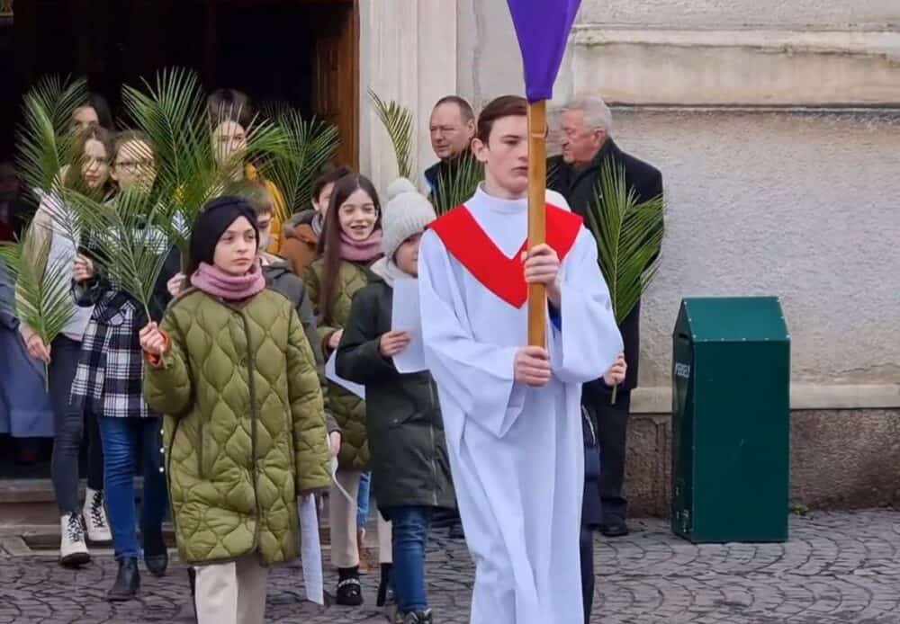 VIDEO Sute de credincioși, la slujba din Duminica Floriilor de la catedrala franciscană din Şumuleu Ciuc