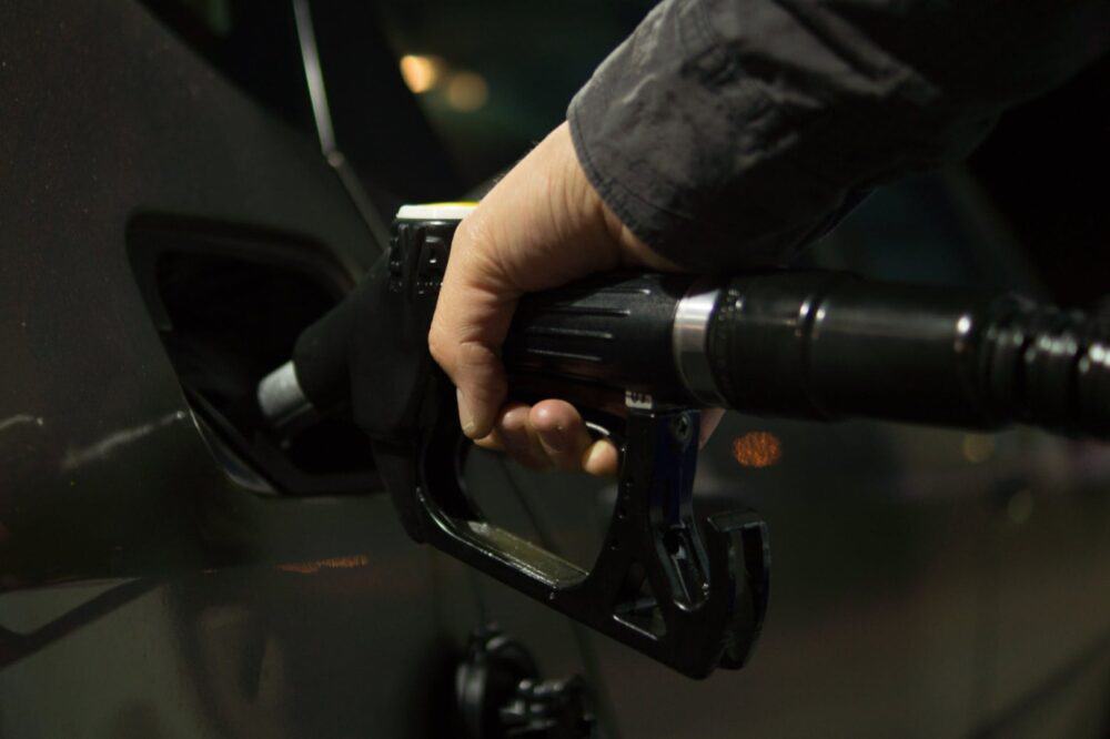 Continuă scumpirile pe piața carburanților: Petrom a crescut prețurile la benzină și motorină cu încă 6 bani