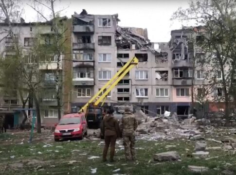 O rachetă rusă a lovit un bloc în estul Ucrainei. Cinci morţi și 15 răniţi