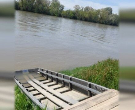 Distracție transformată în tragedie duminică seară, pe râul Mureș. Trei familii s-au răsturnat cu barca, la Periam Port.