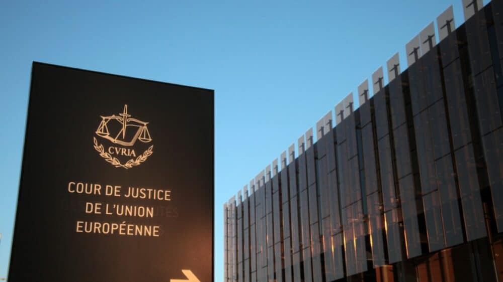 CJUE: Executarea unei hotărâri prin care s-a dispus plata de despăgubiri exagerate pentru un jurnalist poate fi refuzată dacă încalcă libertatea presei