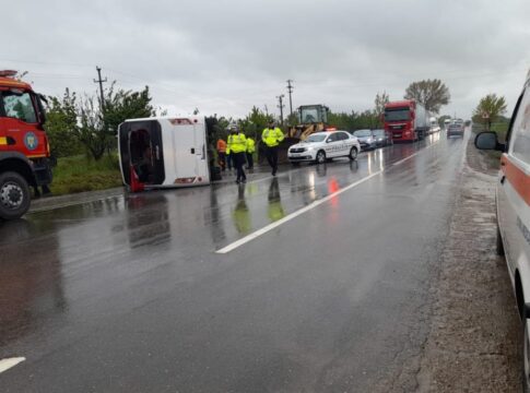 Un autocar cu 32 de persoane s-a răsturnat pe un drum național din Buzău. A fost activat Planul roşu