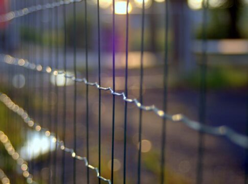 O comună ieşeană a reuşit „performanţa” de a contracta construirea unui metru de gard cu aproape 2.000 de euro