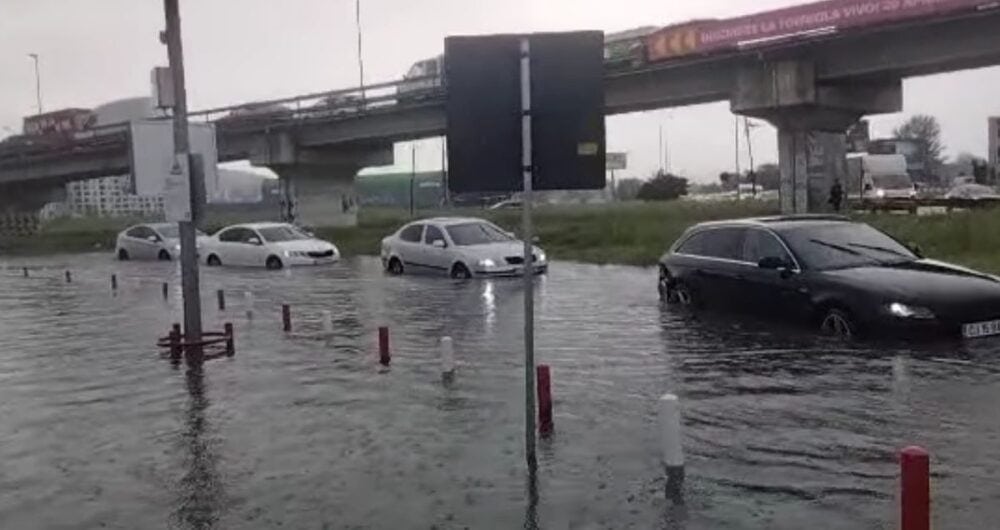 VIDEO Maşini şi persoane blocate de apă în parcarea unui mall din Cluj-Napoca