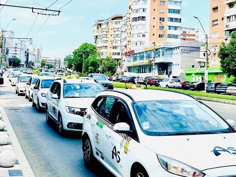 Taximetristii au protestat in strada pentru interzicerea totala in Romania a transportului alternativ, nu doar a UBER si BOLT
