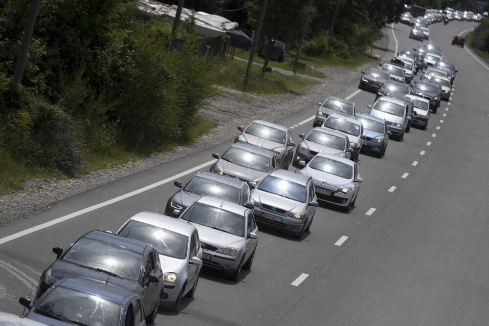 Trafic intens pe DN1, în Valea Prahovei, și pe Autostrada Soarelui