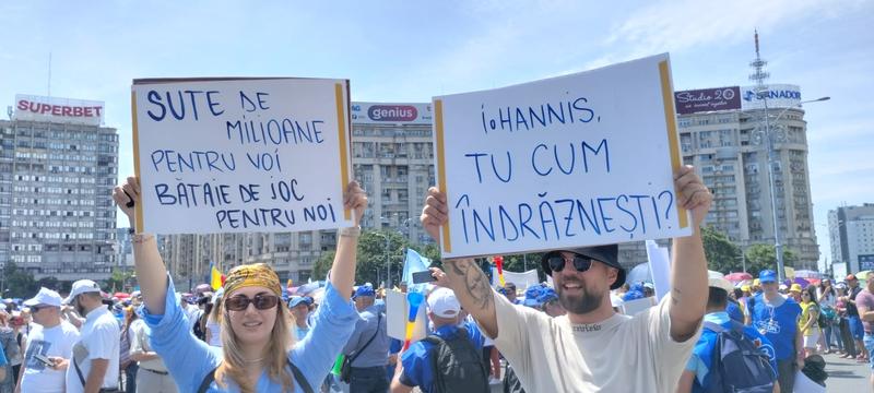 Aproximativ 10.000 de angajați din învățământ, aflați în cea de a douăsprezecea zi de grevă, au protestat din nou, vineri, în fața Guvernului