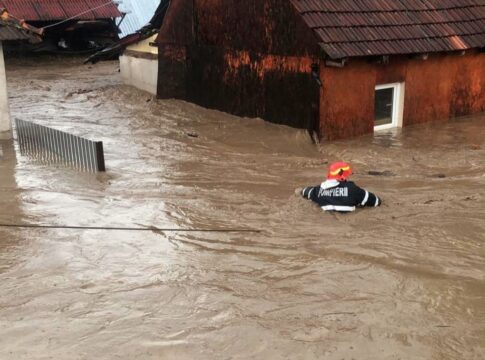 Zeci de gospodării din 15 localităţi din Vâlcea, inundate