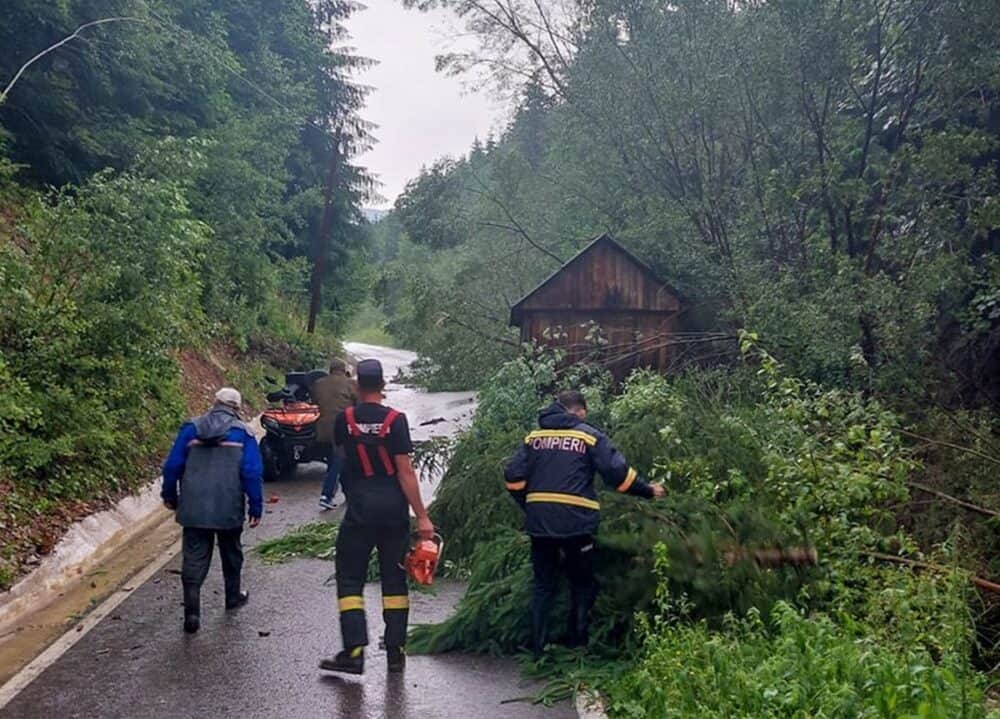 24 de turişti, surprinşi pe un traseu montan din Alba afectat de precipitaţiile abundente