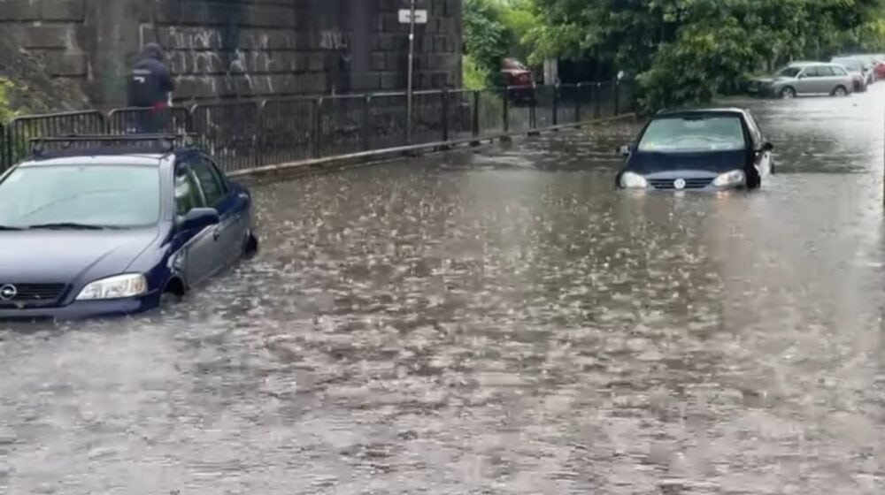 VIDEO Ploile torenţiale au provocat inundaţii în curţi şi demisoluri din Timișoara și alte localități din județ