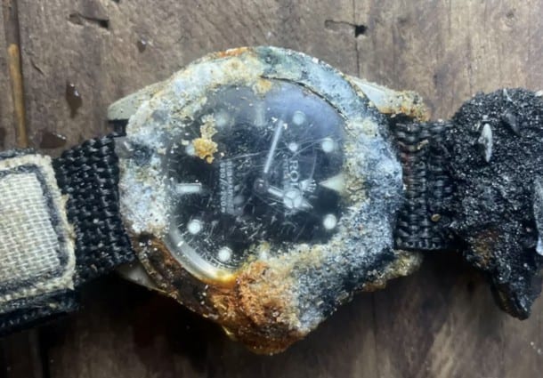 Un surfer australian, Matt Cuddihy, a descoperit pe fundul oceanului un ceas de lux, Rolex. Ceasul functioneaza in continuare