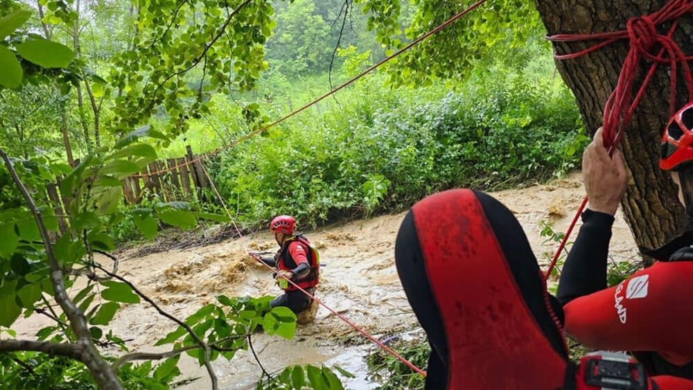 FOTO O persoană surprinsă de viitură, salvată cu un echipament unic în România, folosit pentru prima dată într-o acțiune reală