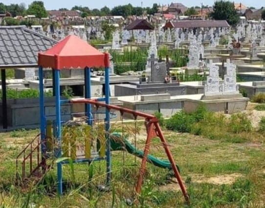https://www.monitorulcj.ro/nationale/111922-loc-de-joaca-intr-un-cimitir-din-romania-oricat-ai-fi-de-mort-copilaria-te-ridica
