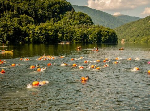 Peste 100 de înotători s-au înscris la proba de traversare a lacului Tarnita, care va avea loc duminică pe o distanță de 6.500 metri.