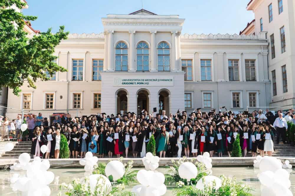 O ieșeancă a terminat Facultatea de Medicină în acelaşi timp cu fiul ei. A fost șefă de promoție