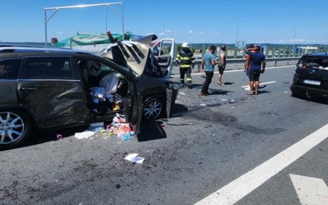 Un accident de circulație a avut loc în județul Timiș, pe A1, la Km 428 -implicate 2 autoturisme și o camionetă, în total 13 persoane.