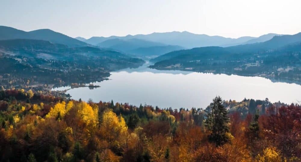 Barcă răsturnată de vijelie pe lacul Colibiţa. Pasagerii, salvaţi de alte ambarcaţiuni