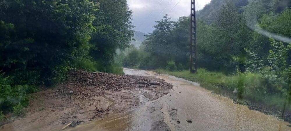 Inundații în Hunedoara. Peste 200 de persoane, blocate de aluviuni în zona Câmpul lui Neag. 7 mașini cu turiști, blocate pe drumul spre Sarmizegetusa Regia