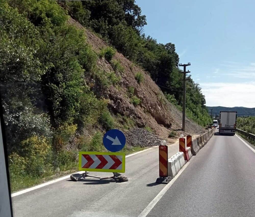 Centura Călimăneşti, grav afectată de căderi de pietre şi de o alunecare de teren, e un coşmar pentru şoferii de camioane.