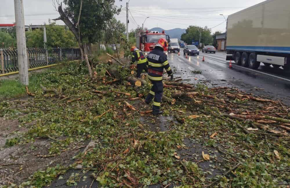 17 localităţi din Hunedoara, afectate de furtună. Peste 4.000 de consumatori nu au curent electric