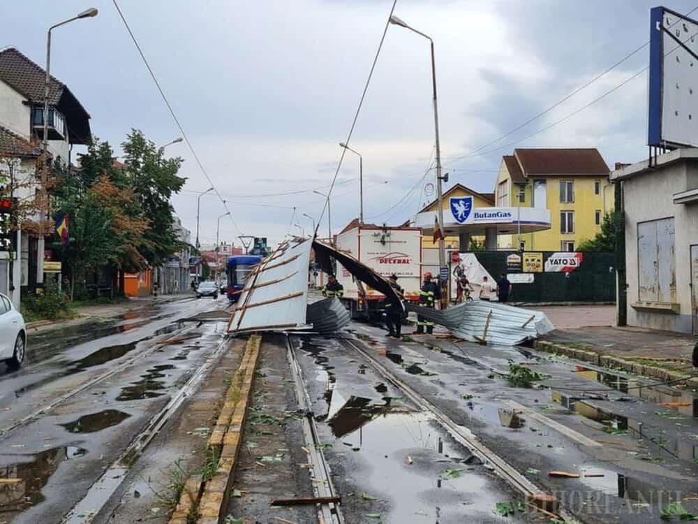 O furtună a făcut ravagii în Oradea. Copaci scoși din rădăcini, acoperișuri luate de vânt și trafic paralizat în aproape tot orașul