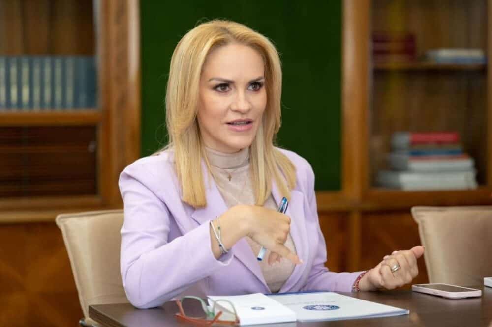 Gabriela Firea l-a luat după ea de la Primăria Capitalei la Senat pe Ștefan Godei, arestat în dosarul azilelor groazei