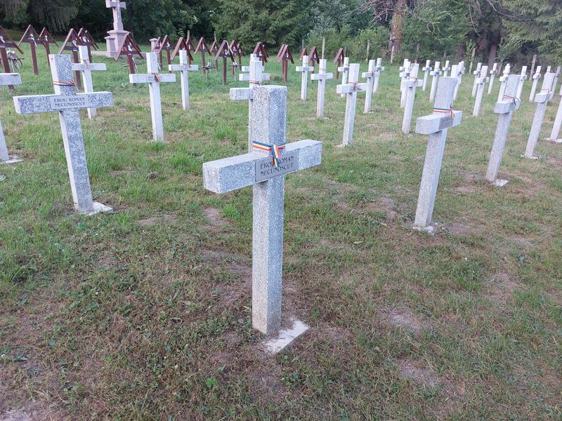Incident la Valea Uzului - Organizații neo-legionare au pus 150 de cruci de lemn în cimitir, pe locul celor de beton care fuseseră demolate