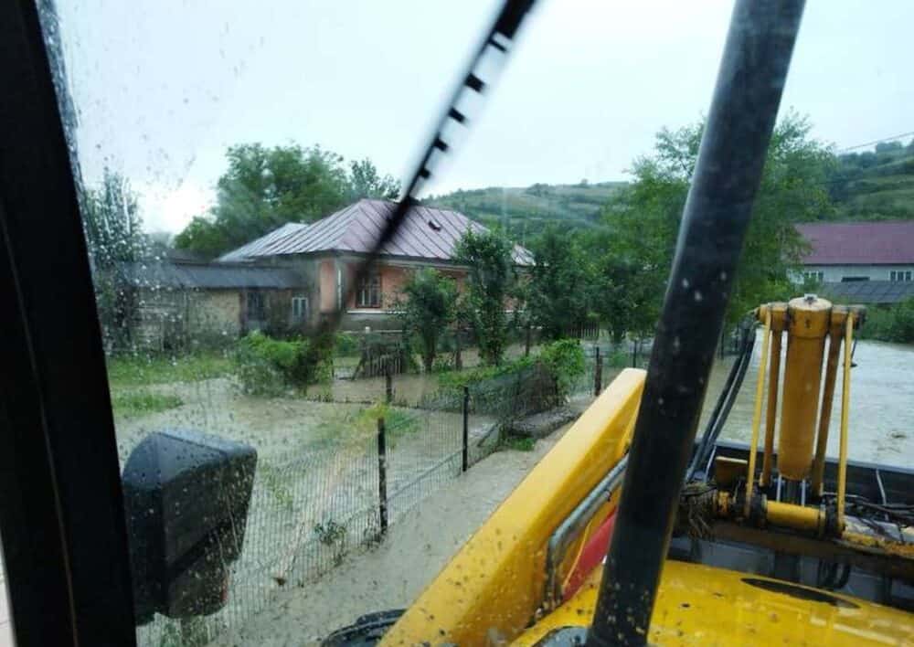 Inundații în Bistrița-Năsăud. Zeci de gospodării, afectate de ploile torenţiale