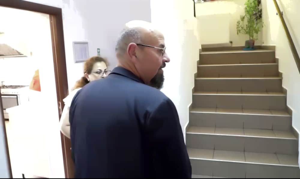 Piedone este filmat în timp ce face o vizită la un centru de primire în regim de urgență din subordinea Primăriei Sectorului 5. Captură video