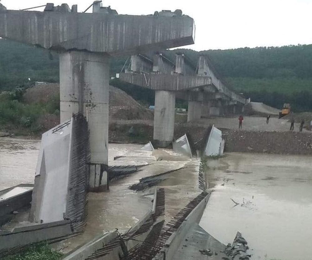Vijelie în Bistrița-Năsăud. Grinzile unui pod peste Someș s-au prăbușit. Cale ferată blocată și pagube în mai multe localităţi