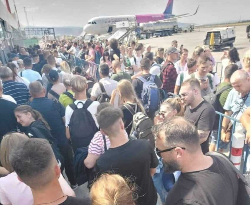 Haos pe Aeroportul din Iași - sute de pasageri ţinuţi cu capul în soare pe caniculă, unii așteptând de aproape o oră să intre în Terminal.