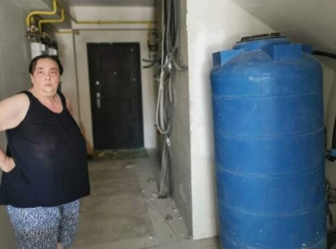 Imobil nou: 29 de familii dintr-un bloc cu etaje ilegale primesc apă cu țârâita. Dușuri la 2-3 noaptea, în rest se spală la PET