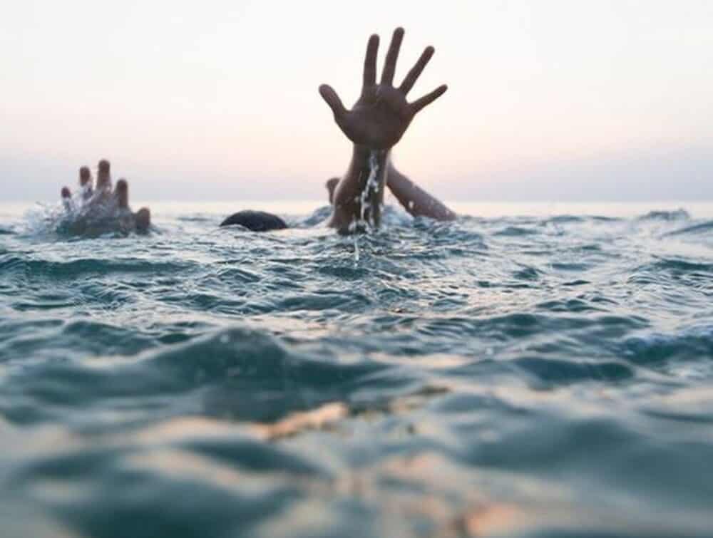 Șapte persoane, duse în largul mării de curenţii puternici, la Mamaia. Trei au murit, una este în stare gravă