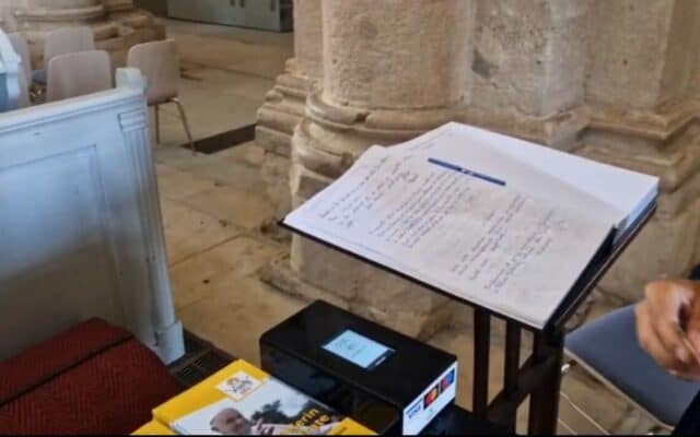 Plată cu cardul la ”cutia milei”. O biserică a montat POS pentru donaţii la Catedrala Romano-Catolică ”Sfântul Mihail” din Alba Iulia