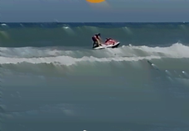 Aktual24 Noi imagini revoltătoare. „Turiștii” râdeau pe mal în timp ce salvamarul era aruncat de valuri, el încerca să salveze un tânăr
