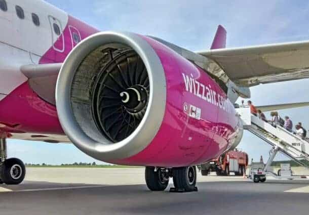 Aktual24: Aeroportul Brașov: 220 de oameni au fost lăsați baltă de WizzAir. Avionul a zburat apoi gol de la București la Londra.