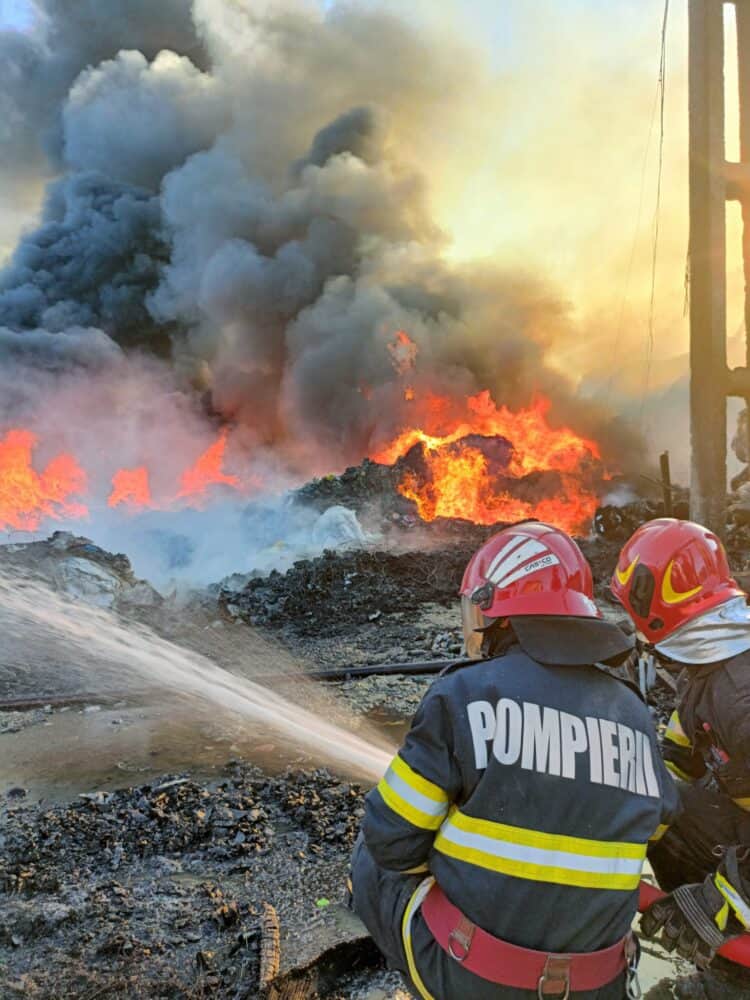 VIDEO Incendiu violent lângă Focșani - a fost emis mesaj RO-ALERT pentru populație - poliția a blocat un drum