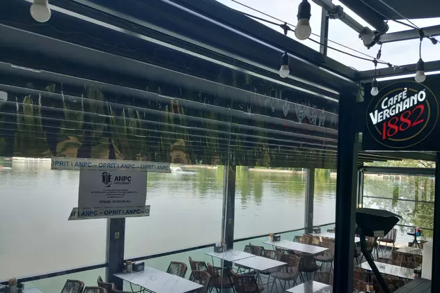 Restaurantul Taverna Racilor din Herăstrău, închis de Protecția Consumatorilor - produse expirate, muște și mizerie