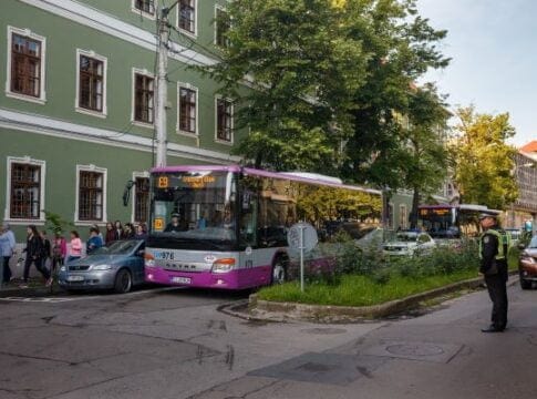 Elevii din zona metropolitană Cluj ar putea avea transport gratuit pe toate liniile de autobuz. Sursă foto Facebook Emil Boc