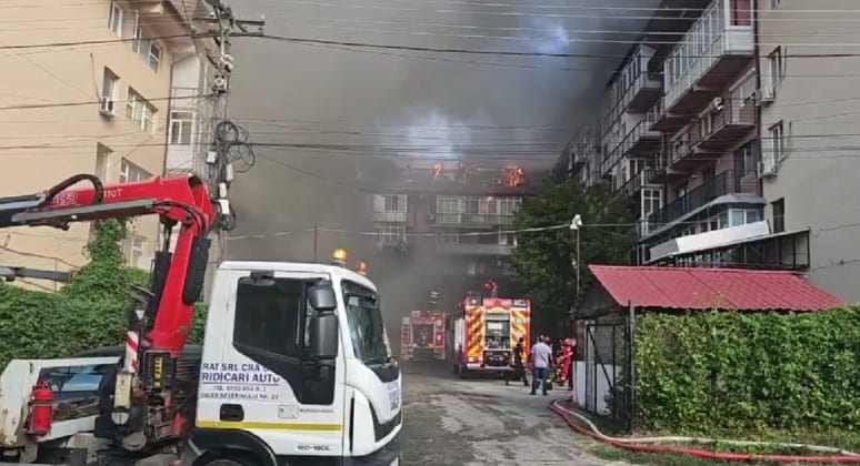 VIDEO Incendiu puternic extins la 3 blocuri în Craiovița. Desfășurare de forțe a pompierilor care încearcă să țină incendiul sub control