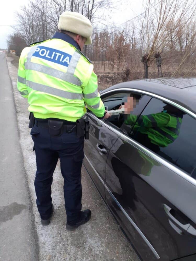 IAȘI Poliţiştii de la sate nu au aparate alcooltest. Testarea se face după miros, după care șoferii sunt conduși la oraș la testare