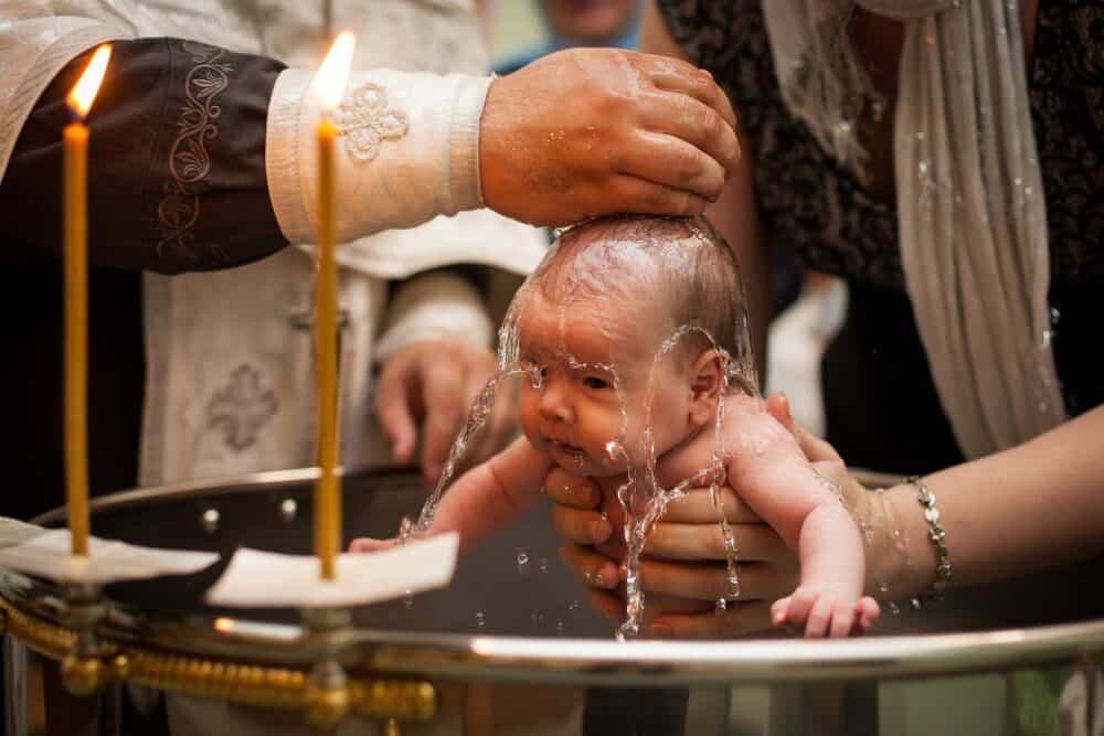Certificat medical obligatoriu pentru botez nu există