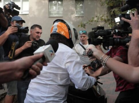 Tatăl lui Vlad Pascu a intrat cu scuterul în jurnalişti, la plecarea de la DIICOT